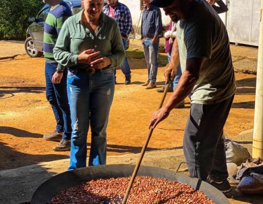 Foto - Festeiros e comunidade realizam a torra do amendoim para a tradicional Festa do Divino Espírito Santo 2024 em Nazaré Paulista