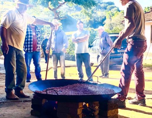 Foto - Festeiros e comunidade realizam a torra do amendoim para a tradicional Festa do Divino Espírito Santo 2024 em Nazaré Paulista