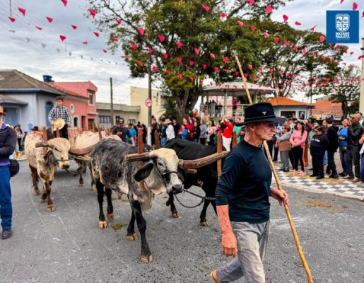 Foto - Chegada da Paçoca emociona Nazaré Paulista com fé, tradição e música no início da Festa do Divino 2025