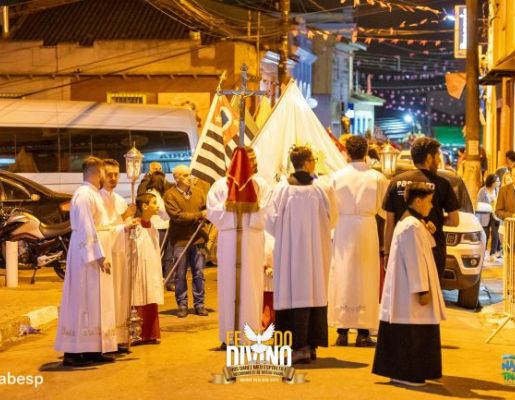 Foto - Procissão de encerramento, Orquestra de Viola e apresentação da Fanfarra Municipal 