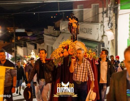 Foto - Procissão de encerramento, Orquestra de Viola e apresentação da Fanfarra Municipal 