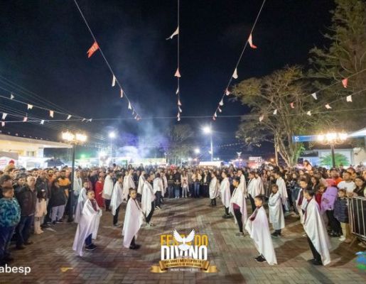 Foto - Procissão de encerramento, Orquestra de Viola e apresentação da Fanfarra Municipal 