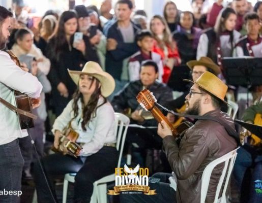 Foto - Procissão de encerramento, Orquestra de Viola e apresentação da Fanfarra Municipal 