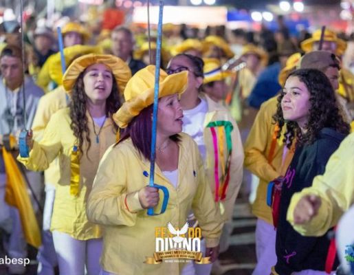 Foto - Procissão de encerramento, Orquestra de Viola e apresentação da Fanfarra Municipal 