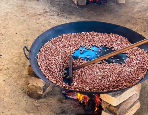 Foto - Festeiros e comunidade realizam a torra do amendoim para a tradicional Festa do Divino Espírito Santo 2024 em Nazaré Paulista