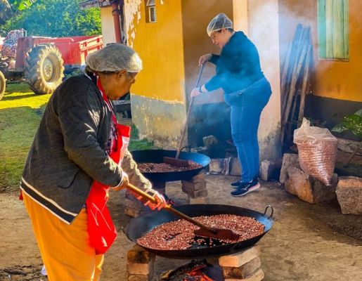 Foto - Festeiros e comunidade realizam a torra do amendoim para a tradicional Festa do Divino Espírito Santo 2024 em Nazaré Paulista