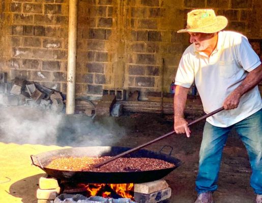 Foto - Festeiros e comunidade realizam a torra do amendoim para a tradicional Festa do Divino Espírito Santo 2024 em Nazaré Paulista