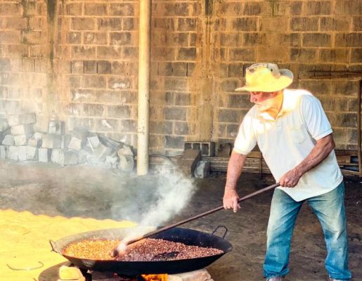 Foto - Festeiros e comunidade realizam a torra do amendoim para a tradicional Festa do Divino Espírito Santo 2024 em Nazaré Paulista