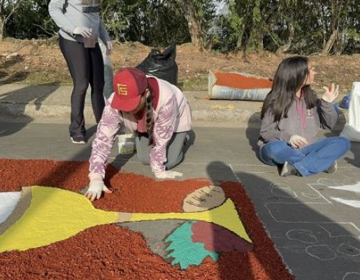 Foto - Paróquia Santa Rita: Nazaré Paulista celebra Corpus Christi com tradicional confecção de tapetes