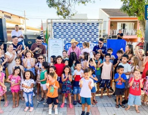 Foto - A Praça do Santo Cruzeiro, Playground Público Infantil e Palco Albino de Camargo – Bininho estão oficialmente inaugurados!! 