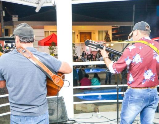 Foto - Tony Viola & Fábio Reis realizam grande apresentação na praça da Igreja matriz