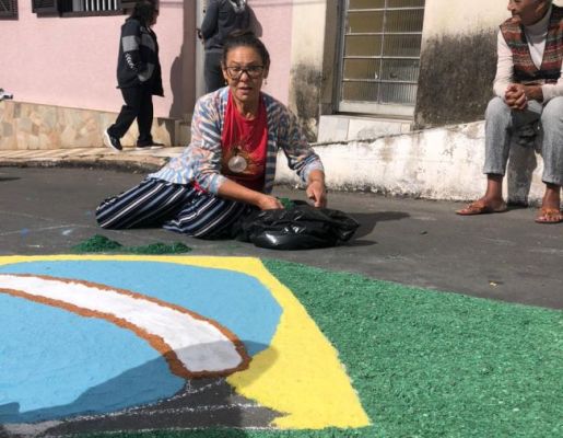 Foto - Festeiros e comunidade realizam a torra do amendoim para a tradicional Festa do Divino Espírito Santo 2024 em Nazaré Paulista