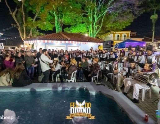 Foto - Procissão de encerramento, Orquestra de Viola e apresentação da Fanfarra Municipal 