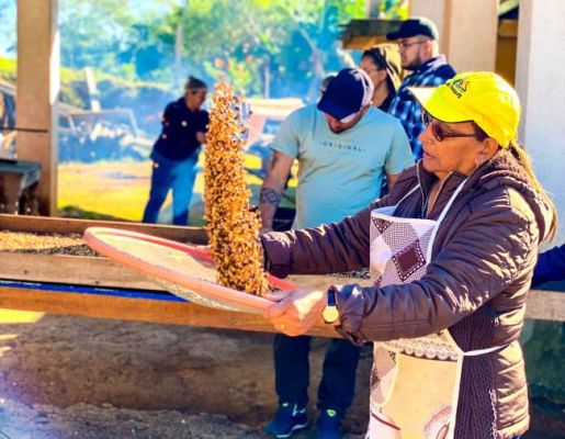 Foto - Festeiros e comunidade realizam a torra do amendoim para a tradicional Festa do Divino Espírito Santo 2024 em Nazaré Paulista