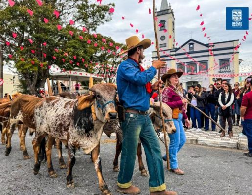Foto - Chegada da Paçoca emociona Nazaré Paulista com fé, tradição e música no início da Festa do Divino 2025