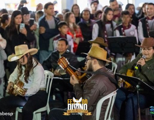 Foto - Procissão de encerramento, Orquestra de Viola e apresentação da Fanfarra Municipal 
