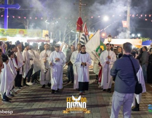 Foto - Procissão de encerramento, Orquestra de Viola e apresentação da Fanfarra Municipal 