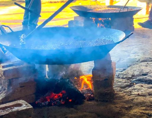 Foto - Festeiros e comunidade realizam a torra do amendoim para a tradicional Festa do Divino Espírito Santo 2024 em Nazaré Paulista