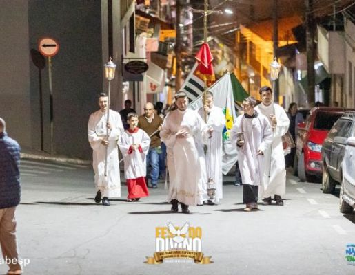 Foto - Procissão de encerramento, Orquestra de Viola e apresentação da Fanfarra Municipal 