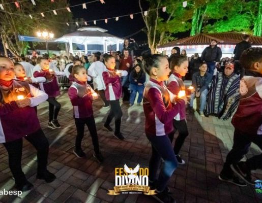 Foto - Procissão de encerramento, Orquestra de Viola e apresentação da Fanfarra Municipal 