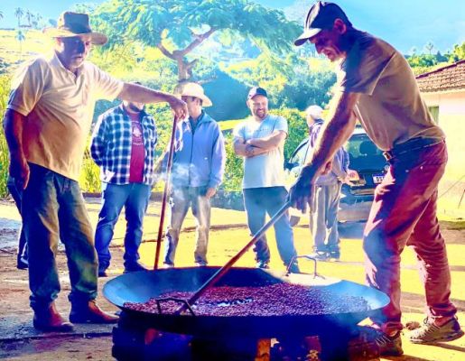 Foto - Festeiros e comunidade realizam a torra do amendoim para a tradicional Festa do Divino Espírito Santo 2024 em Nazaré Paulista
