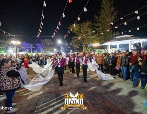 Foto - Procissão de encerramento, Orquestra de Viola e apresentação da Fanfarra Municipal 