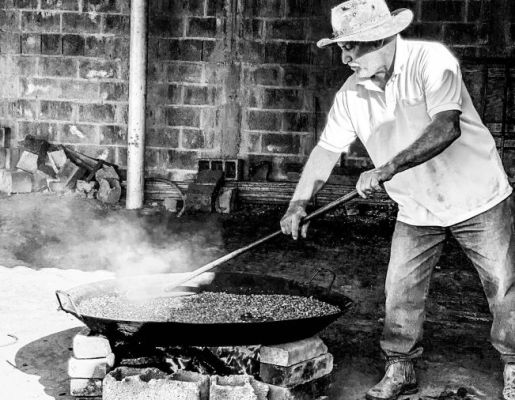 Foto - Festeiros e comunidade realizam a torra do amendoim para a tradicional Festa do Divino Espírito Santo 2024 em Nazaré Paulista
