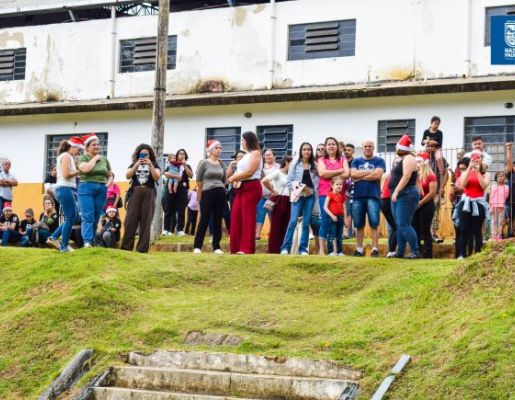 Foto - Inesquecível: chegada do Papai Noel reforça a magia do Natal em Nazaré Paulista