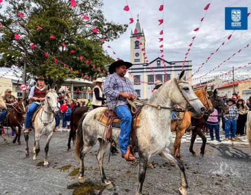 Foto - Chegada da Paçoca emociona Nazaré Paulista com fé, tradição e música no início da Festa do Divino 2025