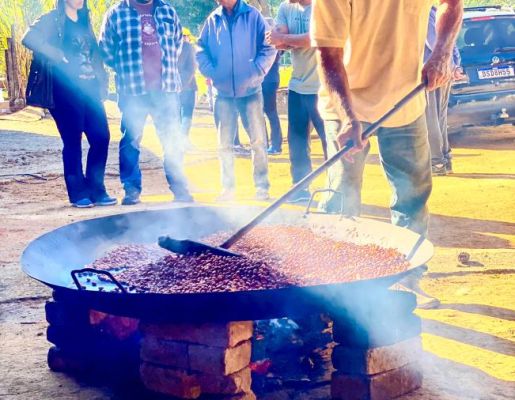 Foto - Festeiros e comunidade realizam a torra do amendoim para a tradicional Festa do Divino Espírito Santo 2024 em Nazaré Paulista