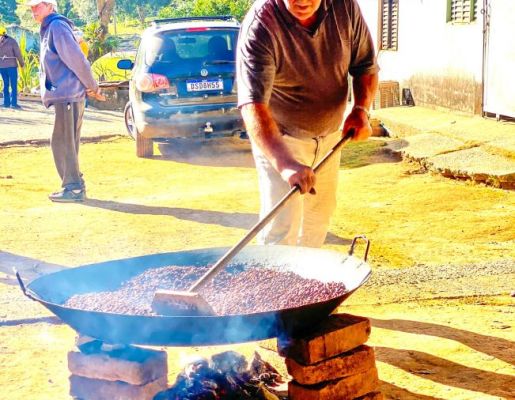 Foto - Festeiros e comunidade realizam a torra do amendoim para a tradicional Festa do Divino Espírito Santo 2024 em Nazaré Paulista
