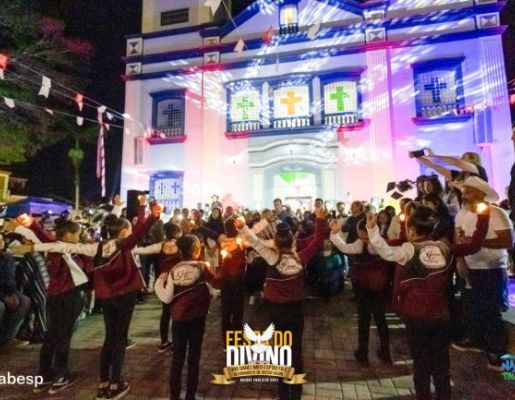 Foto - Procissão de encerramento, Orquestra de Viola e apresentação da Fanfarra Municipal 