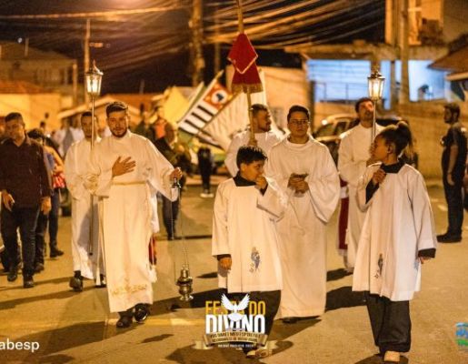 Foto - Procissão de encerramento, Orquestra de Viola e apresentação da Fanfarra Municipal 