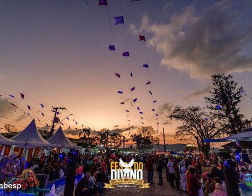 Foto - Procissão de encerramento, Orquestra de Viola e apresentação da Fanfarra Municipal 