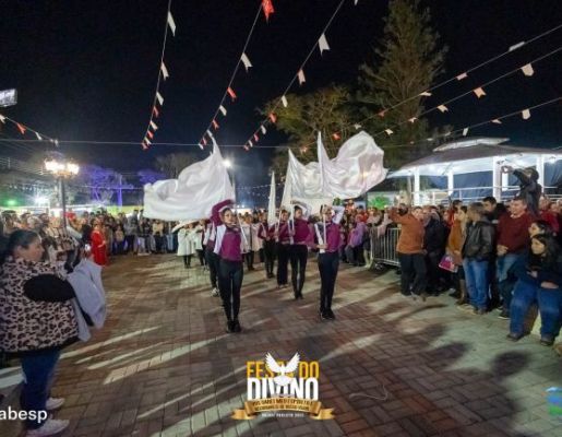 Foto - Procissão de encerramento, Orquestra de Viola e apresentação da Fanfarra Municipal 