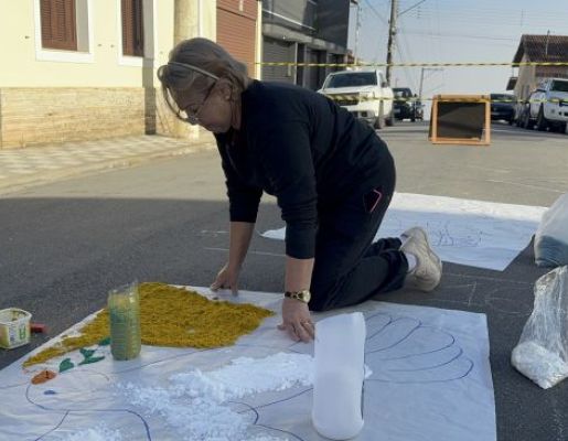 Foto - Nazaré Paulista celebra Corpus Christi com tradicional confecção de tapetes