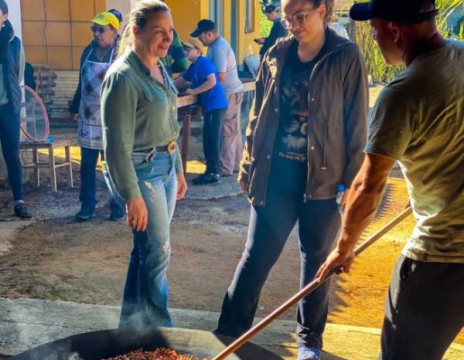 Foto - Festeiros e comunidade realizam a torra do amendoim para a tradicional Festa do Divino Espírito Santo 2024 em Nazaré Paulista