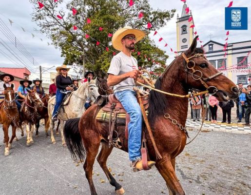 Foto - Chegada da Paçoca emociona Nazaré Paulista com fé, tradição e música no início da Festa do Divino 2025