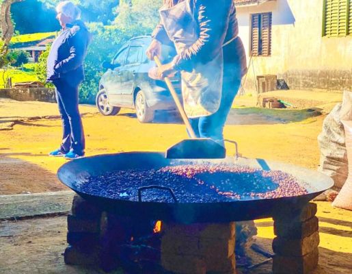 Foto - Festeiros e comunidade realizam a torra do amendoim para a tradicional Festa do Divino Espírito Santo 2024 em Nazaré Paulista