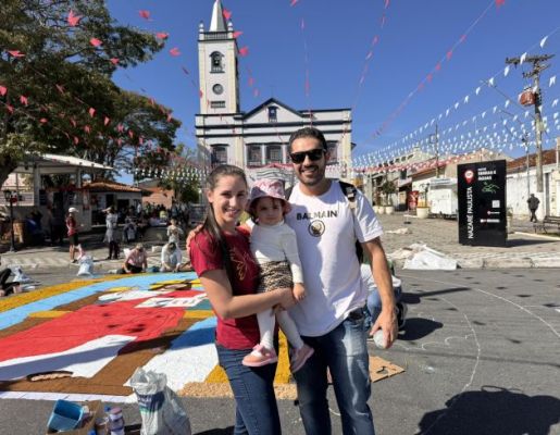 Foto - Nazaré Paulista celebra Corpus Christi com tradicional confecção de tapetes