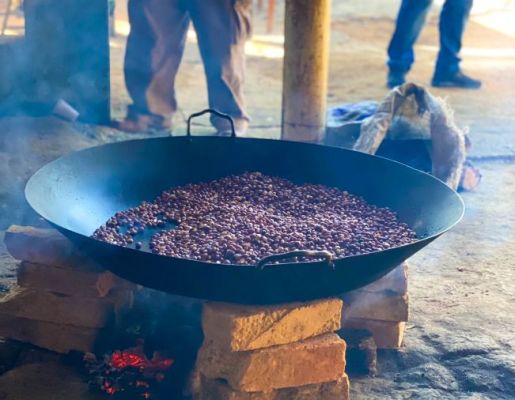 Foto - Festeiros e comunidade realizam a torra do amendoim para a tradicional Festa do Divino Espírito Santo 2024 em Nazaré Paulista