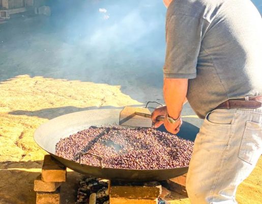Foto - Festeiros e comunidade realizam a torra do amendoim para a tradicional Festa do Divino Espírito Santo 2024 em Nazaré Paulista