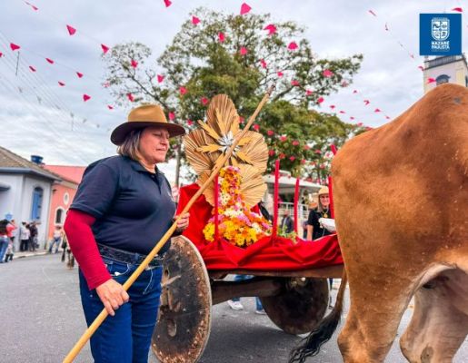 Foto - Chegada da Paçoca emociona Nazaré Paulista com fé, tradição e música no início da Festa do Divino 2025