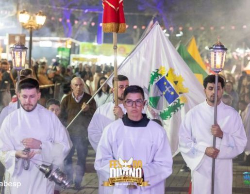 Foto - Procissão de encerramento, Orquestra de Viola e apresentação da Fanfarra Municipal 