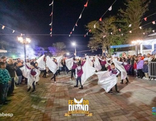 Foto - Procissão de encerramento, Orquestra de Viola e apresentação da Fanfarra Municipal 