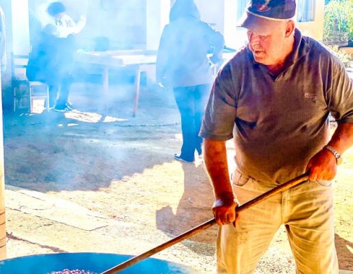 Foto - Festeiros e comunidade realizam a torra do amendoim para a tradicional Festa do Divino Espírito Santo 2024 em Nazaré Paulista